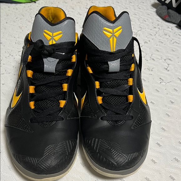 Nike Black and Yellow Athletic Shoes - Picture 2 of 5